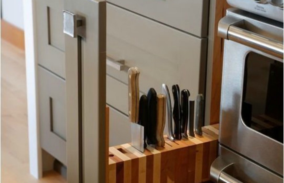 Στον χώρο ανάμεσα στην ηλεκτρική κουζίνα και στα ντουλάπια προσθέστε ένα κάθετο ράφι για τα μαχαίρια σας