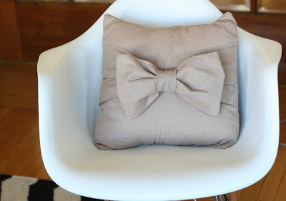 Φτιάξτε όμορφους φιόγκους στα μαξιλαράκια σας, ράβοντας απλές λωρίδες υφάσματος πάνω στο μαξιλάρι