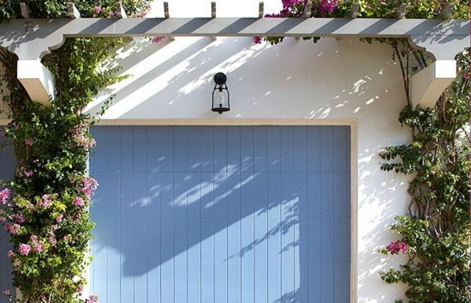 Βάψτε την πόρτα του γκαράζ σε μια όμορφη απόχρωση.