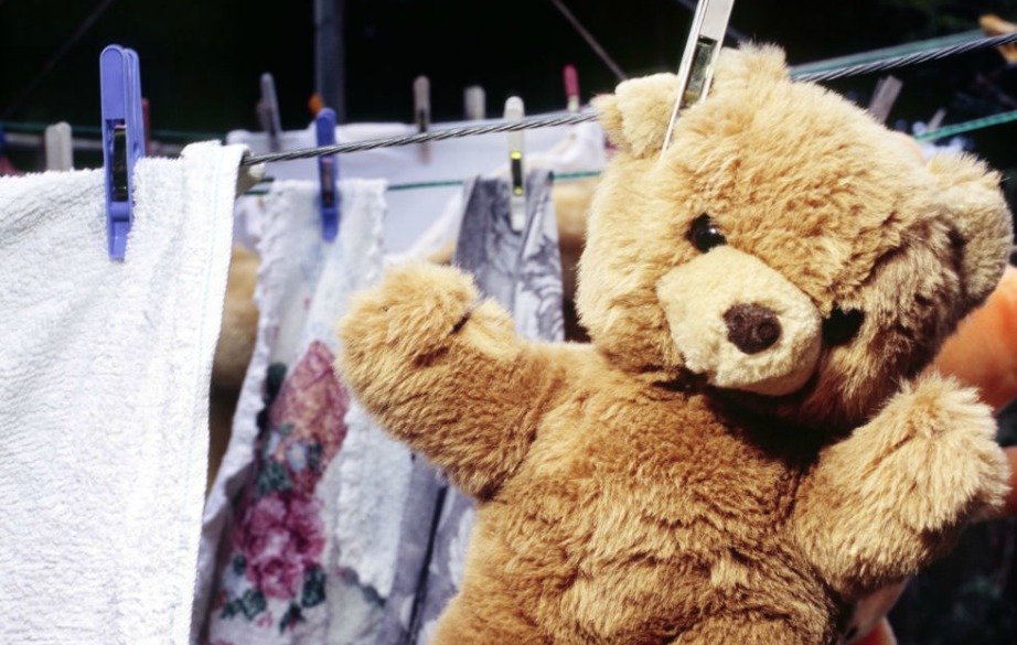 Πλύντε τα παιχνίδια του παιδιού σας στο πλυντήριο βάζοντάς τα μέσα σε μαξιλαροθήκες για να τα προστατέψετε.