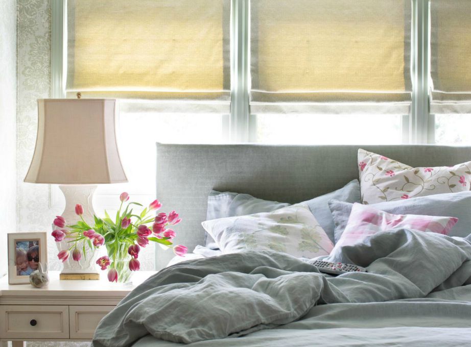 Προσθέστε πολλά μαξιλάρια και αφράτα σκεπάσματα στο κρεβάτι σας για να το κάνετε πιο χουχουλιάρικο.