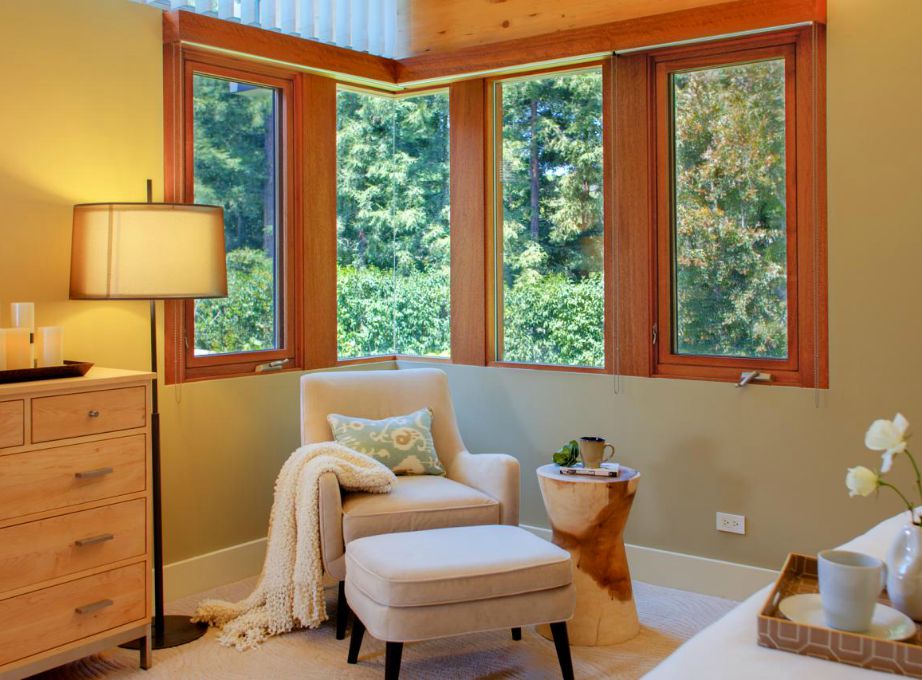 Μια πολυθρόνα δίπλα στο παράθυρο και ένα φωτιστικό αρκούν για να φτιάξετε την τέλεια γωνιά χαλάρωσης.