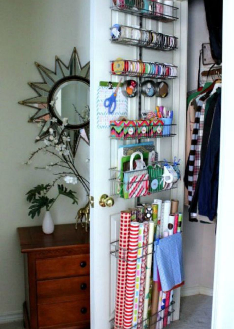 Μην αφήνετα τα χαρτικά και τα είδη περιτυλίγματος δώρων να καταπιάνουν χώρο στη ντουλάπα σας. Φτιάξτε ραφάκια και ράγες και βάλτε τα στην πόρτα της ντουλάπας.