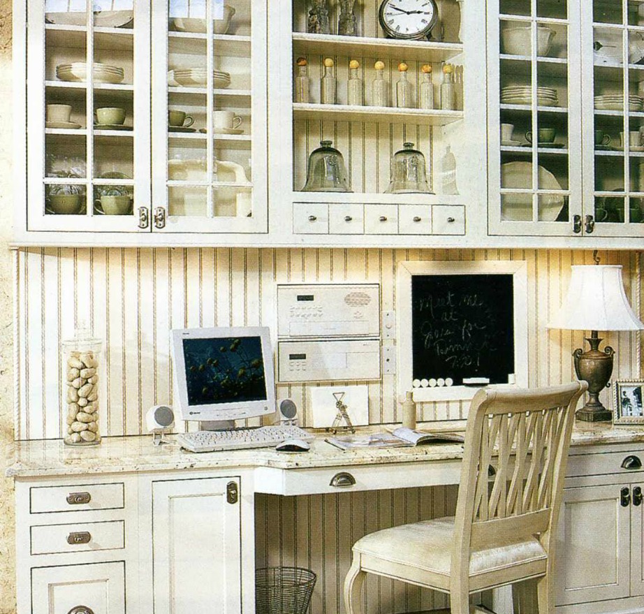 Με μια μόνο ξύλινη τάβλα σε ένα κενό της κουζίνας σας μπορείτε να δημιουργήσετε το τέλειο γραφείο.