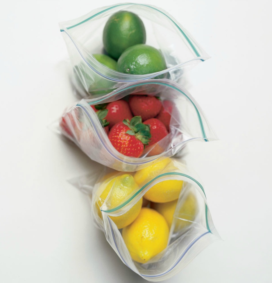 Αφήνοντας τον αέρα στο εσωτερικό της σακούλας, τα τρόφιμα χαλάνε πιο εύκολα και πιάνουν περισσότερο χώρο στο ψυγείο.