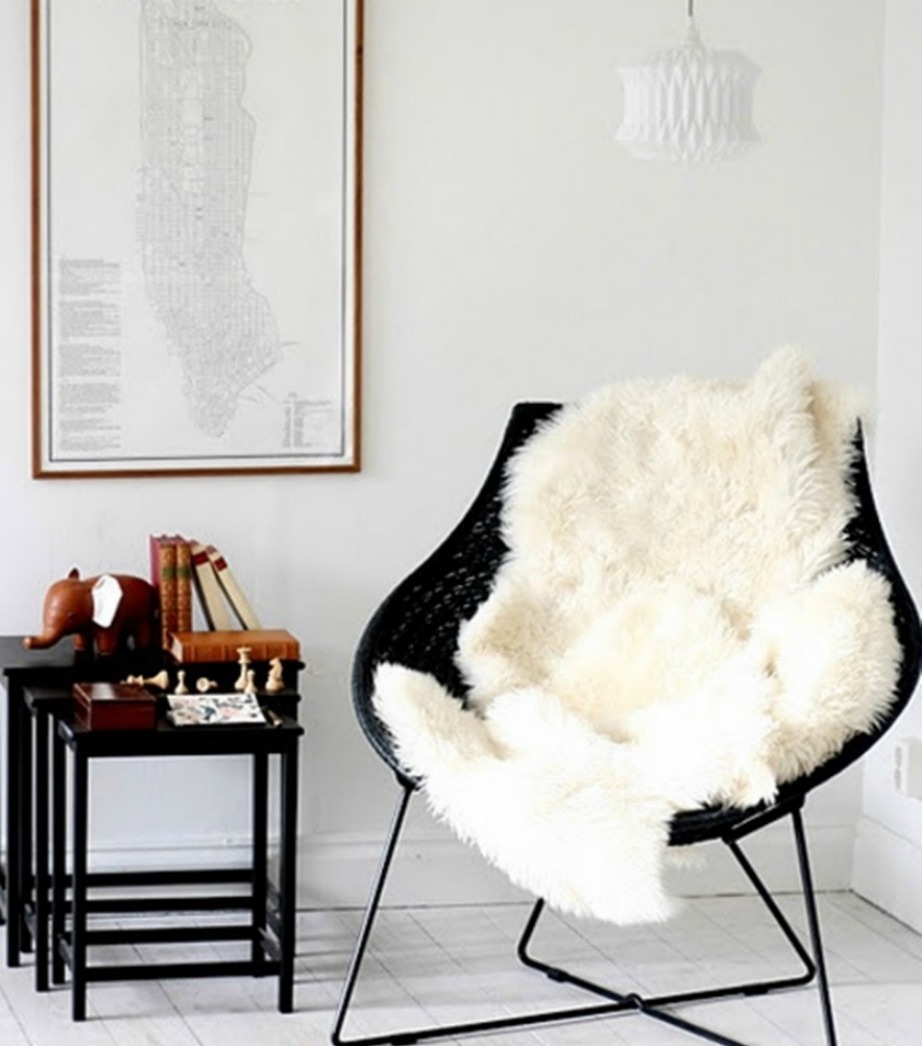 Μια λεπτομέρεια από γούνα ή μαλλί πάνω σε μια καρέκλα του σαλονιού ή του γραφείου σας, δίνει έξτρα πόντους στιλ στον χώρο.