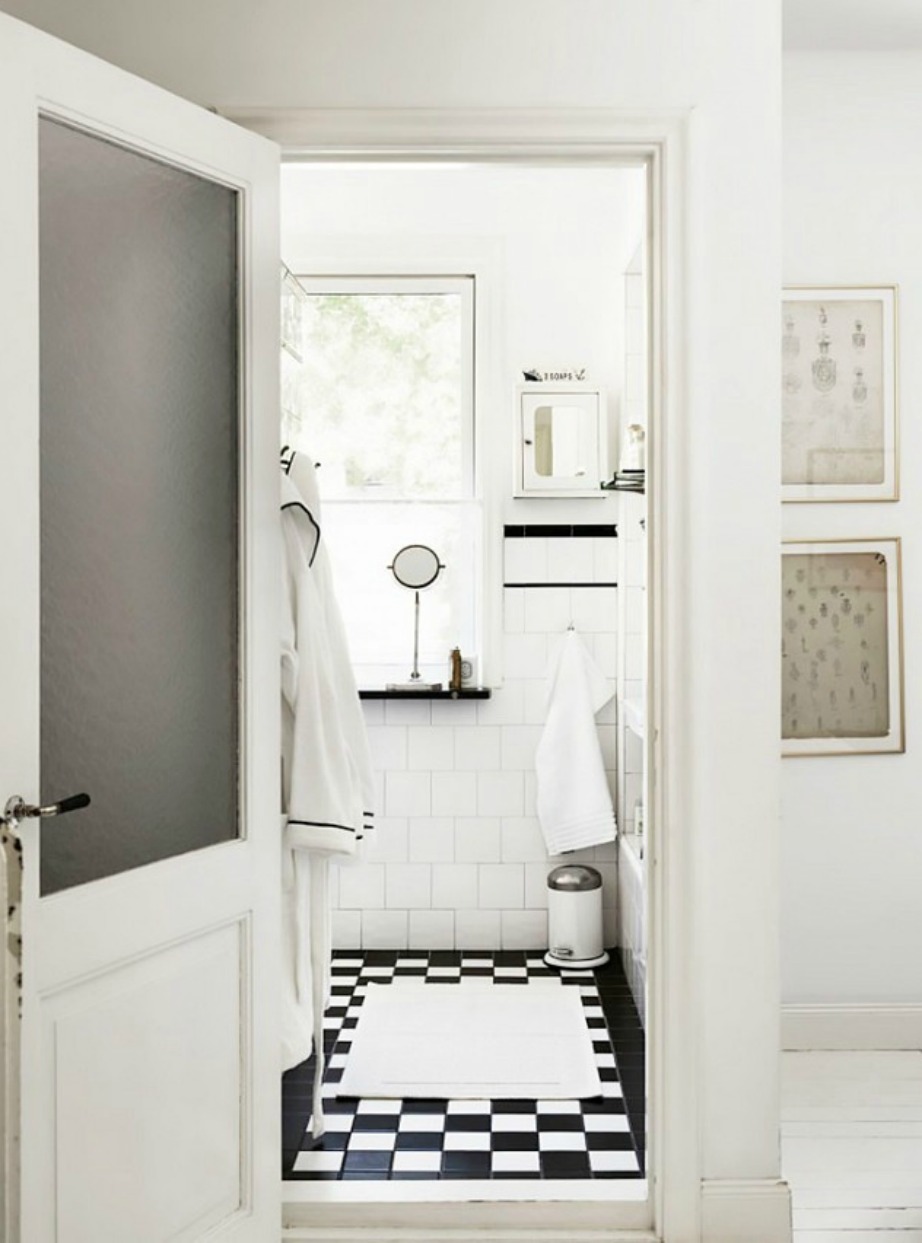 Η λςεπτομέρεια που κάνει τη διαφορά. Ακόμα και στο μπουρνούζι που υπάρχει στο μπάνιο της εικόνας, έχει συνδυαστεί λευκό χρώμα με μαύρο περίγραμμα.
