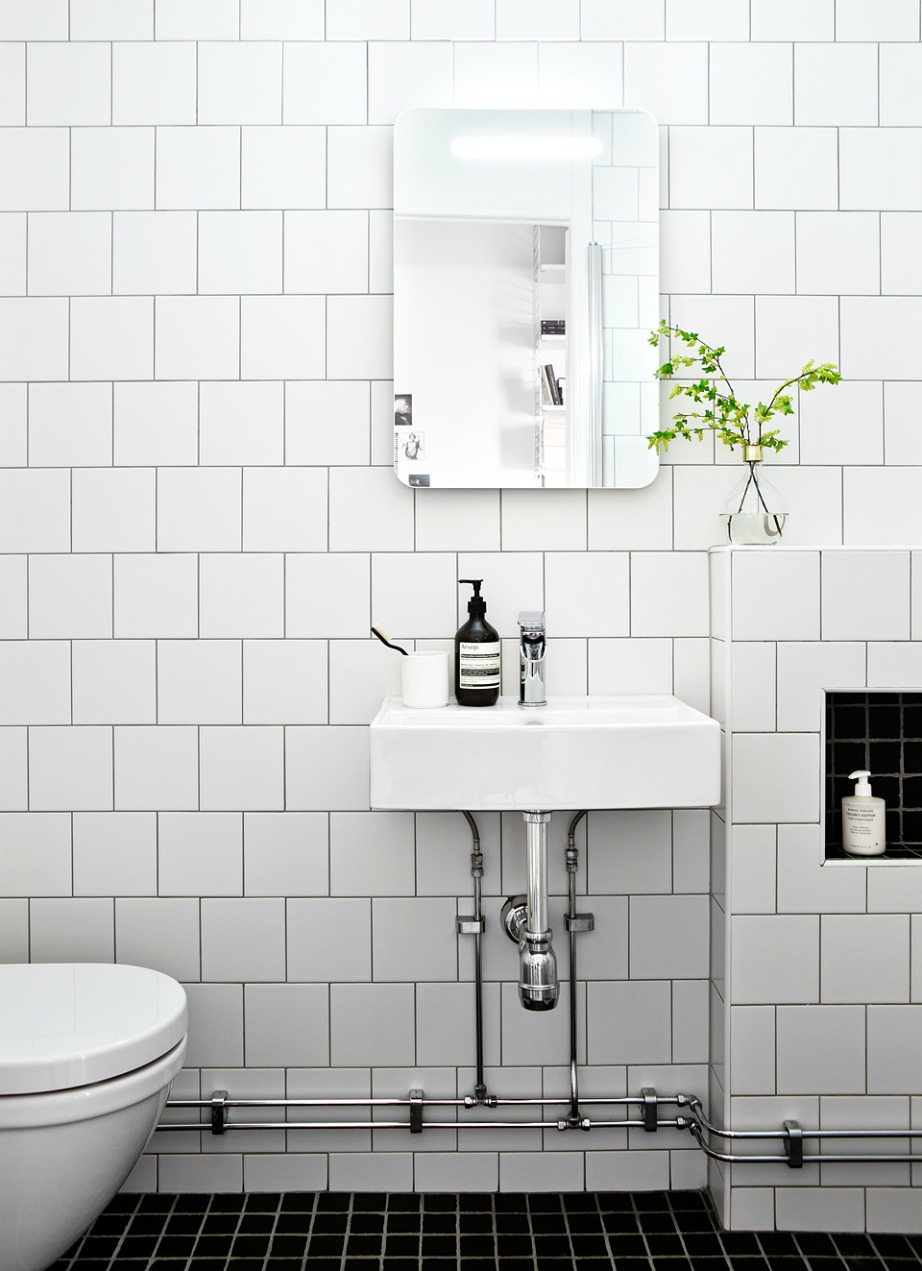 Τα λευκά πλακάκια στους τοίχους συνδυάζονται τέλεια με μαύρα πλακάκια στο πάτωμα του μπάνιου σας.