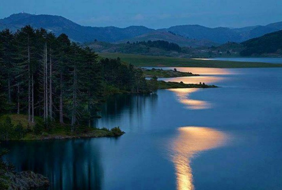 Αν και τεχνητή η λίμνη Πλατσήρα αποτελεί μια από τις ωραιότερες λίμνες του κόσμου.