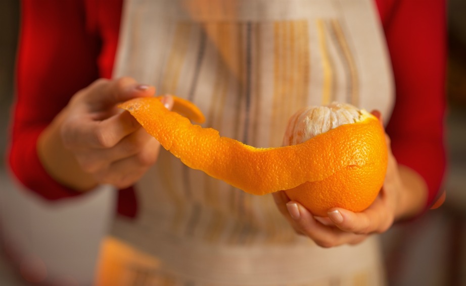 Ξεφλουδίστε ένα πορτοκάλι και βάλτε τις φλούδες του μέσα στον φούρνο.