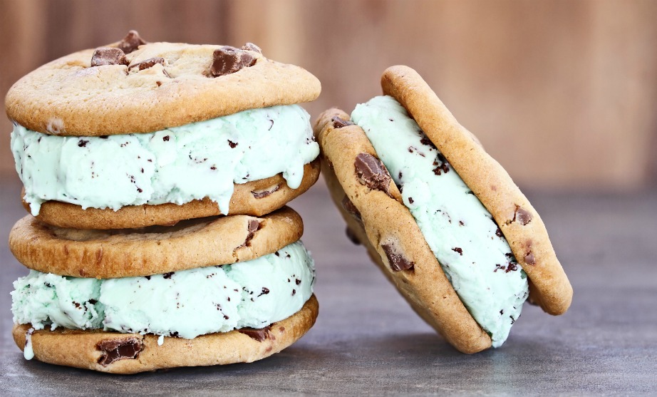 Αν το παιδάκι σας δεν φαίνεται να πείθεται με το διαιτιτικό αυτό παγωτό, ρίξτε μέσα μερικά τρίμματα από μπισκότο και συμπιέστε μια μπάλα ανάμεσα σε δύο cookies. Θα ξετρελαθεί στα σίγουρα!