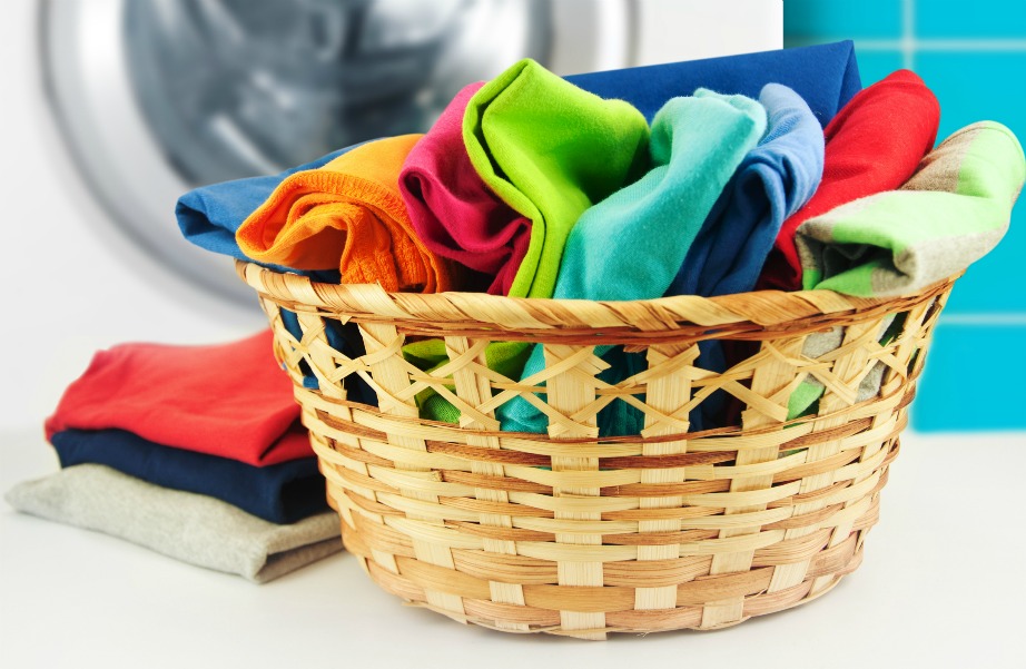 Καθαρίστε τα ρούχα από μούχλα με ένα μείγμα αμμωνίας, αλατιού και νερού.