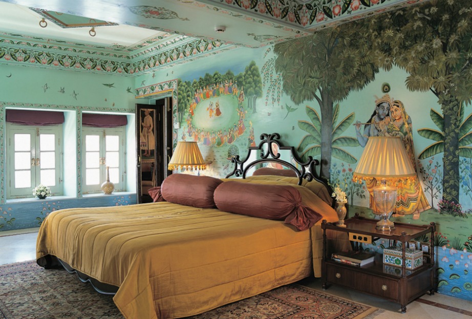 Τα δωμάτια έχουν διατηρήσει τη διακόσμηση τους ως ένα βαθμό και θυμίζουν δωμάτια παλατιού.