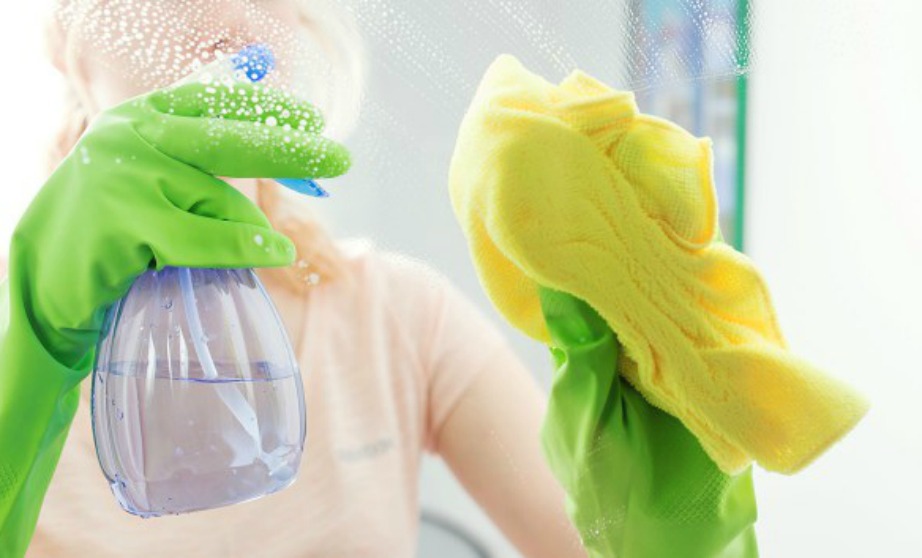 Ένα πανί από μικροϊνες είναι το τέλειο "εργαλείο" για να καθαρίζετε τα τζάμια σας. 