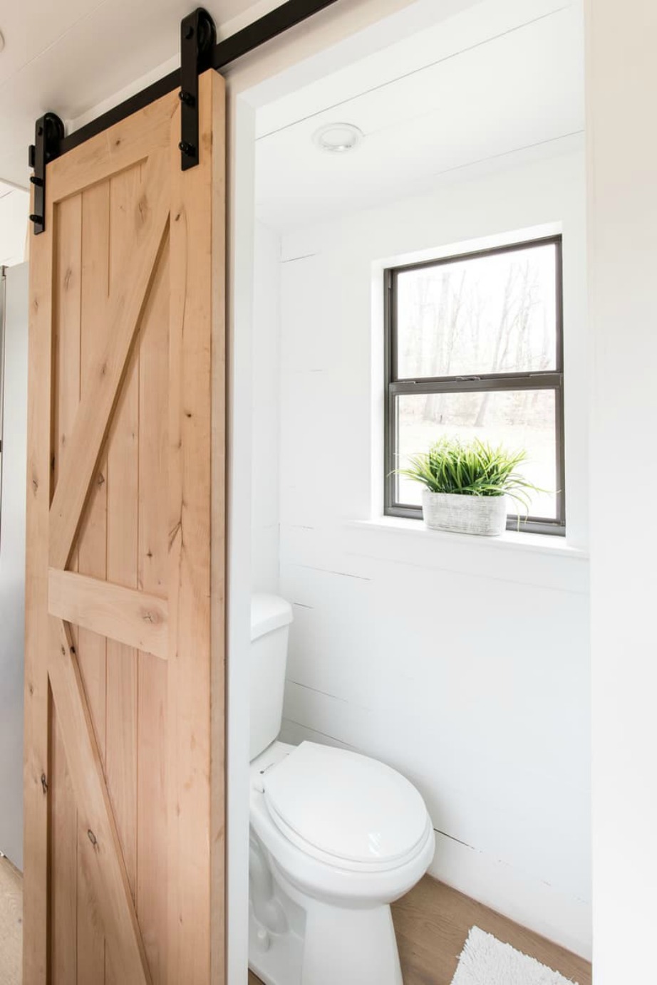 Οι συρόμενες πόρτες βοηθούν σημαντικά στο να εξοικονομήσουμε χώρο στο διαμέρισμά.