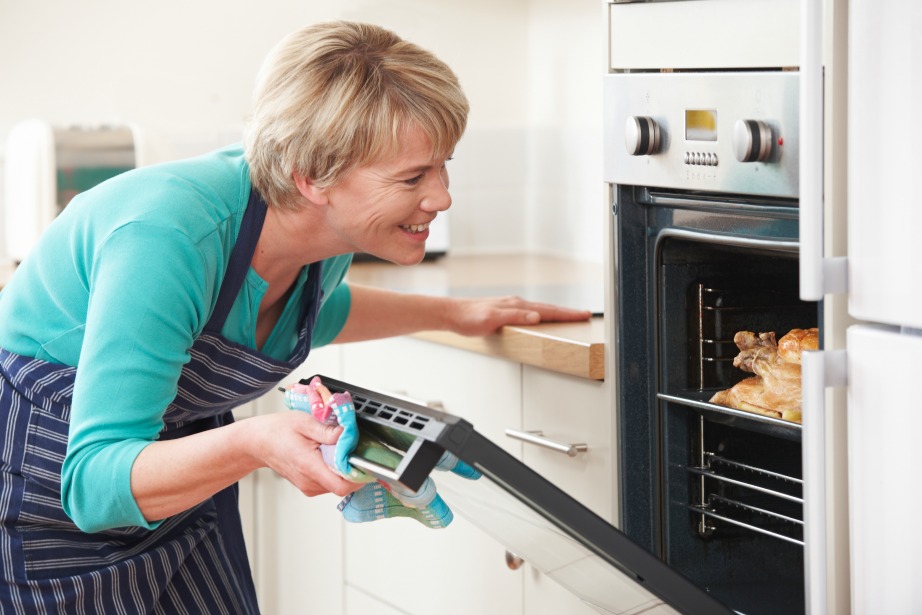 Η θερμότητα που προέρχεται από τον αναμμένο σας φούρνο θα ζεστάνει την κουζίνα.