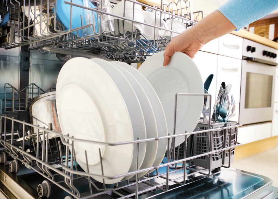 Αφαιρέστε απλά τα υπολείμματα των τροφών αλλά μην πλένετε τα πιάτα σας πριν τα βάλετε στο πλυντήριο.