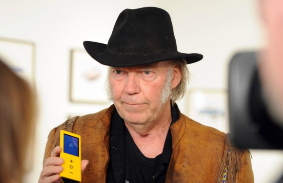 H Neil Young ποζάρει με το δημιούργημά του