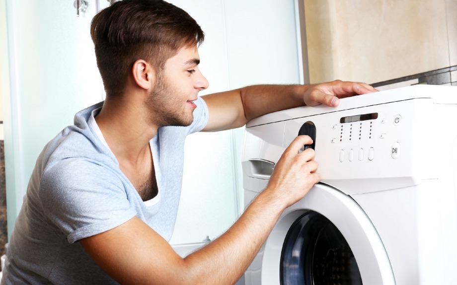 Μια φορά στο τόσο καλό είναι να βάζετε το πλυντήριό σας να λειτουργεί χωρίς ρούχα έτσι ώστε να καθαρίζει εσωτερικά. 