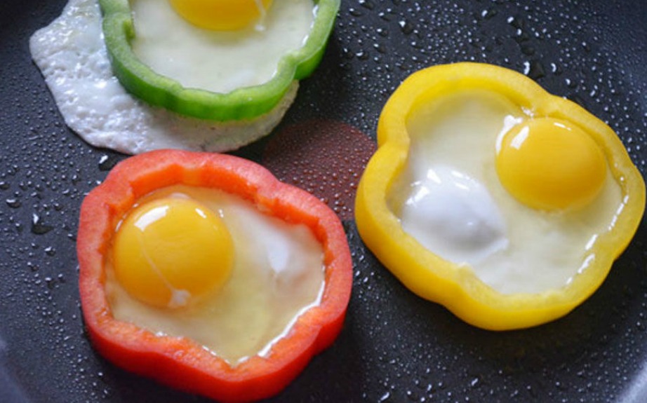 Τυλίξτε τα αυγά σας γύρω από πιπεριές για να ενισχύσετε ακόμα περισσότερο τα θρεπτικά τους συστατικά