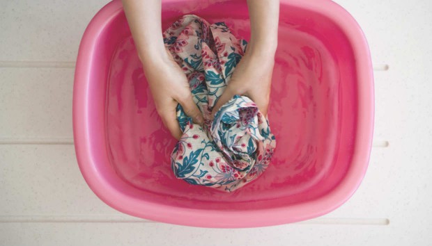 5 Λάθη που Όλοι Κάνουμε Όταν Πλένουμε τα Ρούχα στο Χέρι