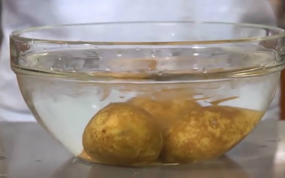 Βάλτε τις πατάτες σε παγωμένο νερό και μετά ξεφλουδίστε τις
