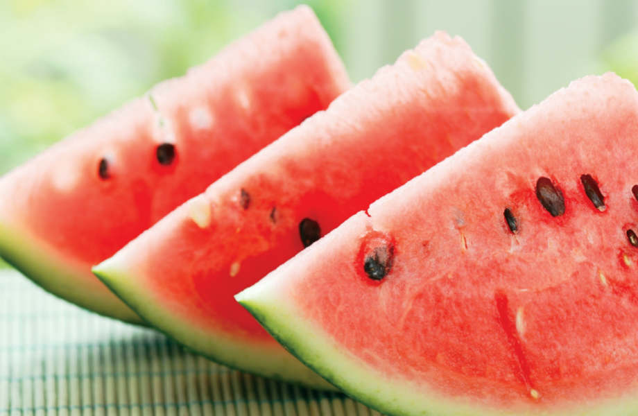 Μια φέτα καρπούζι είναι αρκετή όχι μόνο για να φέρει το καλοκαίρι στο πιάτο σας αλλά και για να σας ενυδατώσει! 