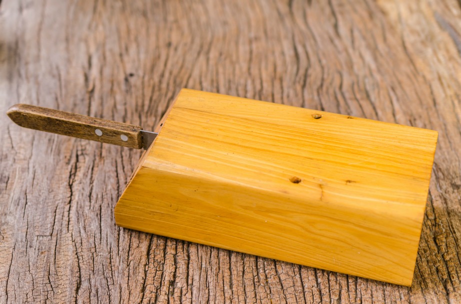Προσπαθείτε να καθαρίζετε τα ξύλα κοπής σας με ξίδι και όχι με αντιβακτηριακά σπρέι.