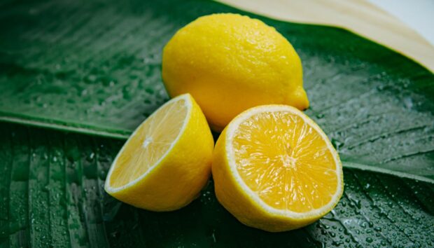 4 Σίγουροι Τρόποι να Καθαρίσετε με Λεμόνια