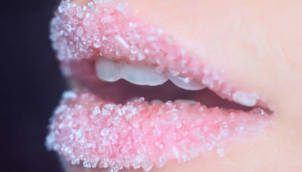 Πώς να «Μαλακώσετε» τα Σκασμένα Χείλη σας την Άνοιξη