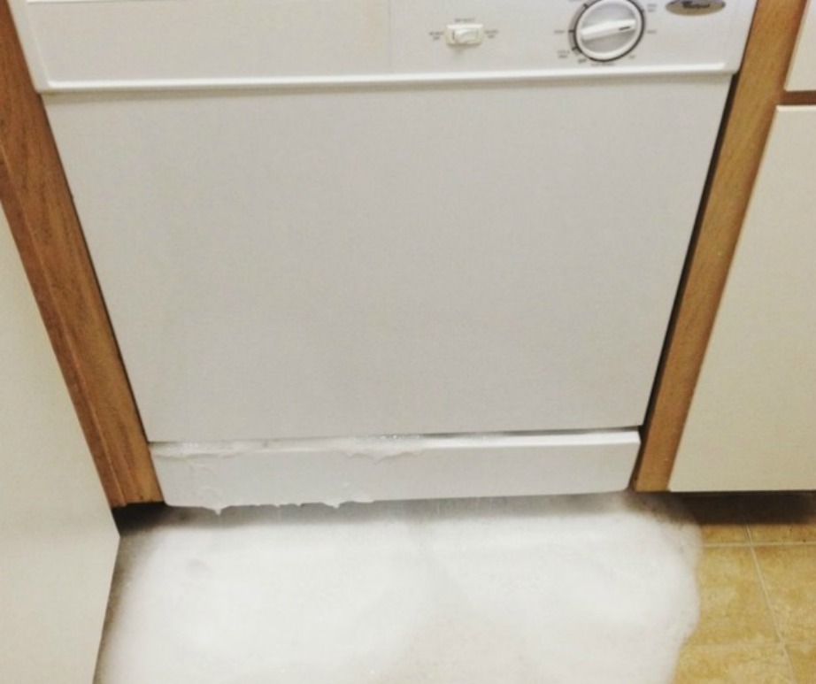 Αυτήν την εικόνα μας έστειλε αναγνώστρια η οποία δοκίμασε να βάλει σαπούνι πιάτων στο πλυντήριο ρούχων.