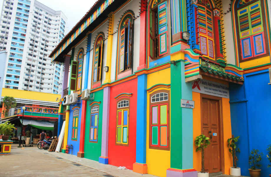 H χρωματιστή και γραφική Little India αποτελεί μία από τις λίγες παραδοσιακές συνοικίες της πόλης και δημιουργήθηκε τον 19ο αιώνα από τους πρώτους Ινδούς μετανάστες στη χώρα.