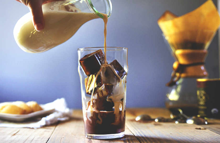 Για να μπορείτε να απολαύσετε τον αγαπημένο σας ζεστό καφέ και το καλοκαίρι, η λύση είναι μία: κάντε τον παγάκια! 