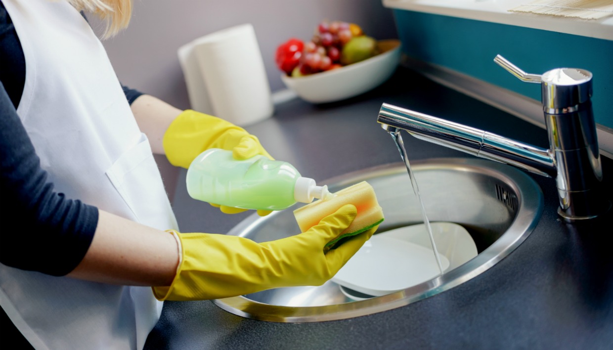 Во время мытья посуды
