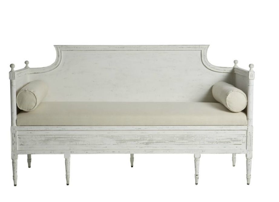 Ένας ρομαντικός καναπές σαν αυτόν της εικόνας, ταιριάζει πολύ σε υπνοδωμάτια.