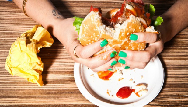 Τρώτε Αργά το Βράδυ; Αυτός είναι ο Νο1 Κίνδυνος για την Υγεία σας (και Όχι, δεν είναι τα Κιλά)