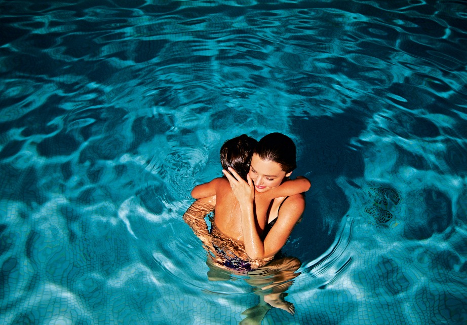 Αγκαλιά με τον γιο της στην πισίνα του σπιτιού της στο Malibu.