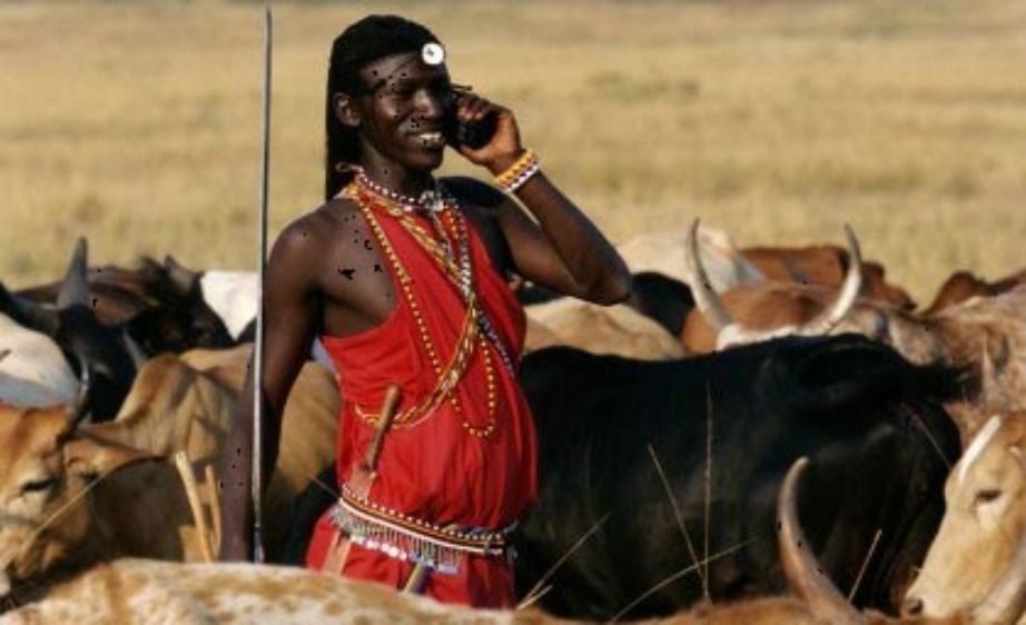 Μην γελάτε! Δεν είναι απίθανο ένας Αφρικανός κτηνοτρόφος να έχει κινητό τηλέφωνο...