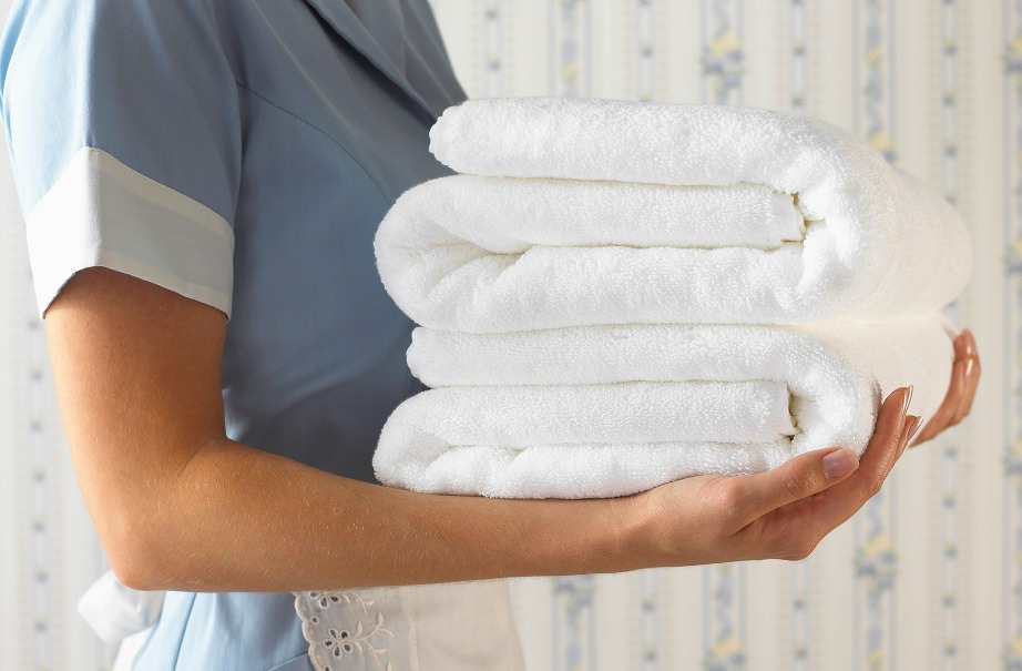 Οι πετσέτες και τα σεντόνια (εφόσον είστε σίγουροι ότι έχουν αλλαχτεί) είναι κάποια από τα πιο καθαρά αντικείμενα σε ένα δωμάτιο ξενοδοχείου, καθώς είναι τα πρώτα που αλλάζονται.