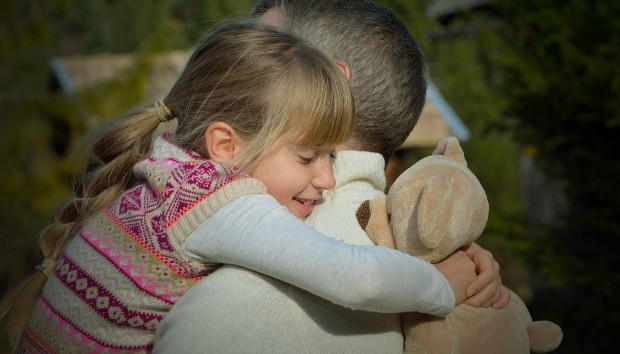 Παγκόσμια Ημέρα Αγκαλιάς: 8 Λόγοι που μια Αγκαλιά Μπορεί να Αλλάξει τη Ζωή σας