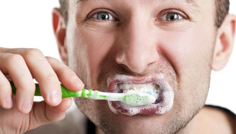 Διώξτε τα μικρόβια από την οδοντόβουρτσα με λίγο οξυζενέ.