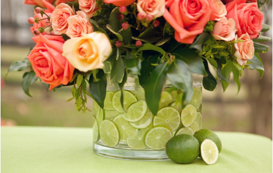 Μερικά λάιμ ή φέτες λεμονιού θα δώσουν ακόμα περισσότερο στιλ στο βάζο με τα λουλούδια σας.