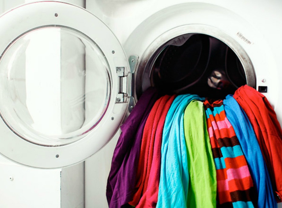Με αυτό το τρικ μπορείτε να πλύνετε πολύχρωμα ρούχα μαζί.