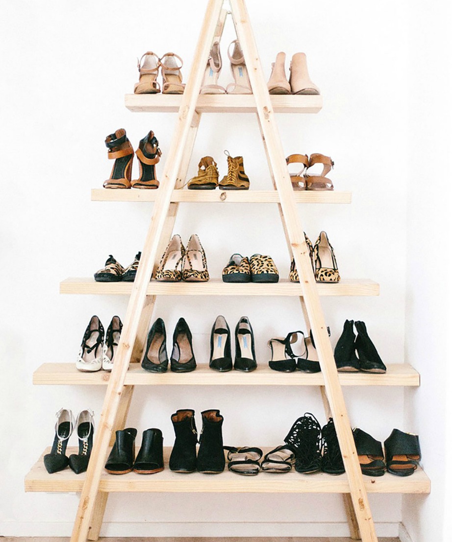 Ανοίξτε τη σκάλα σας, προσθέστε ράφια στα σκαλοπάτια και τοποθετήστε εκεί τα παπούτσια σας. 