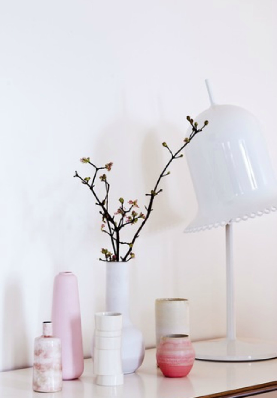 Color is not a necessary criterion in spring decoration.  With simple materials, pale colors and minimal lines you can also create fantastic spring decoration.
