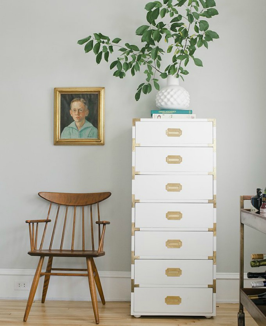 The leaves above the chest of drawers completely change the space.
