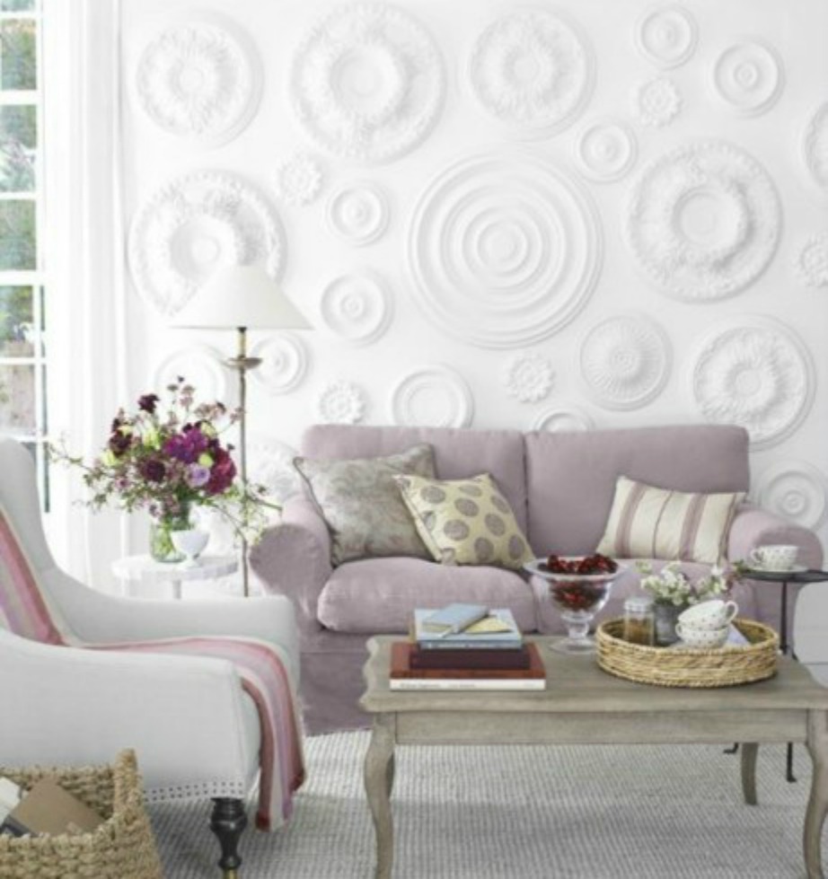 Κολλήστε διαφορετικά μεγέθη από γύψινες ροζέτες για να ανανεώσετε τον τοίχο σας.