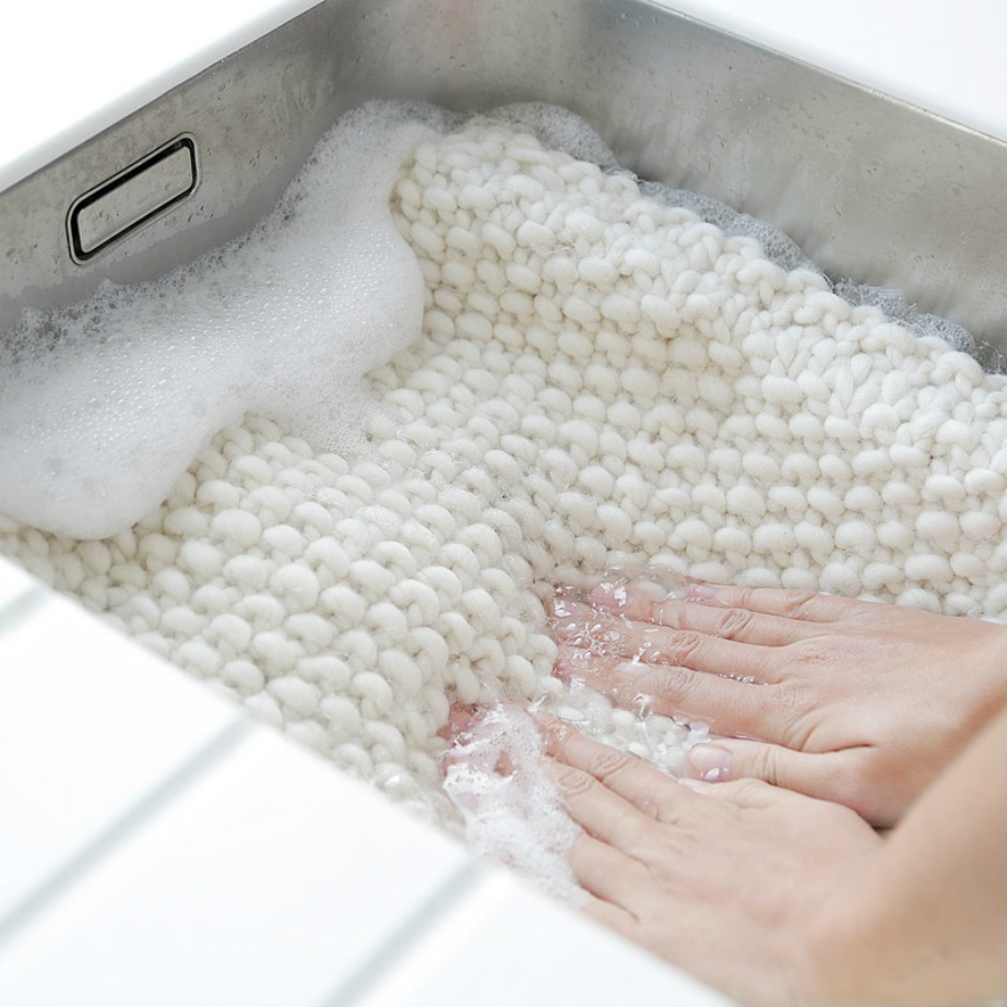 Όταν πλένετε τα μάλλινά σας φροντίστε απλά να τα πιέζετε μέσα στο νερό χωρίς να τα τρίβετε.