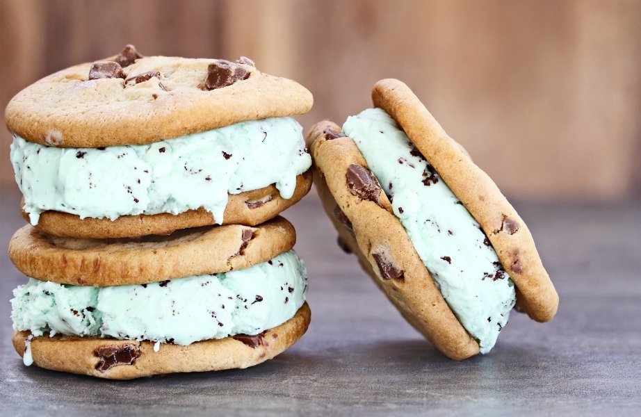 Μπορείτε να βάλετε λίγο παγωτό ανάμεσα σε δύο cookies και να φτιάξετε το πιο τέλειο παγωτό μπισκότο. 