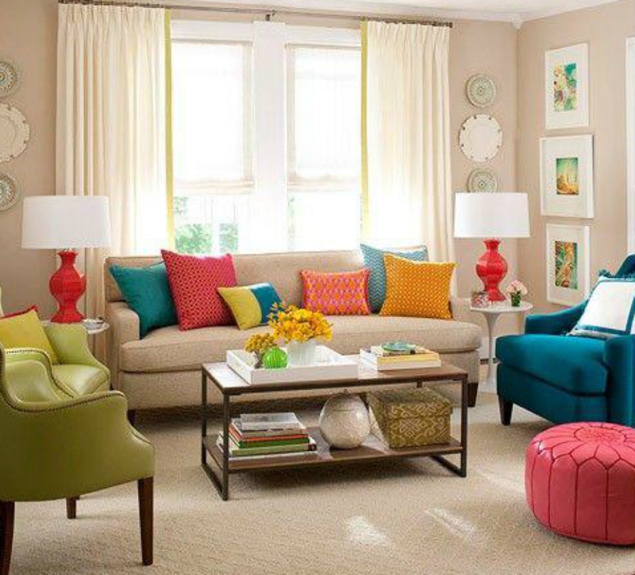 Μια πολυθρόνα σε έντονο χρώμα, μερικά μαξιλάρια και πολύχρωμα φωτιστικά θα ανανεώσουν αμέσως τον χώρο σας.